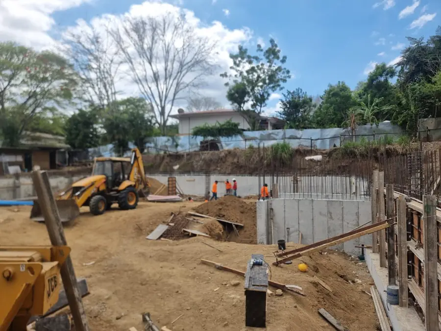 Muros de concreto recién vaciados