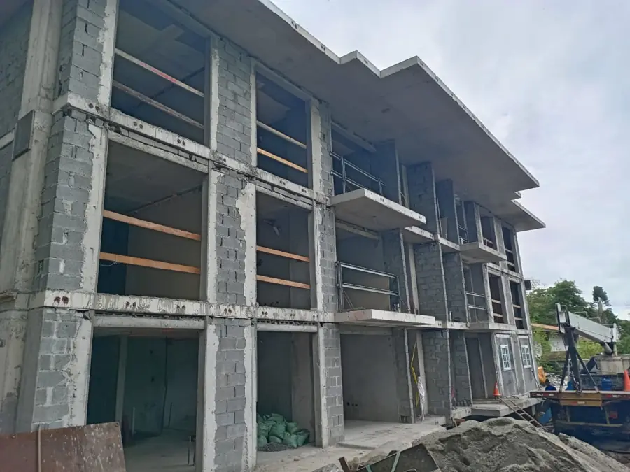 Edificio en obra gris, fachada frontal