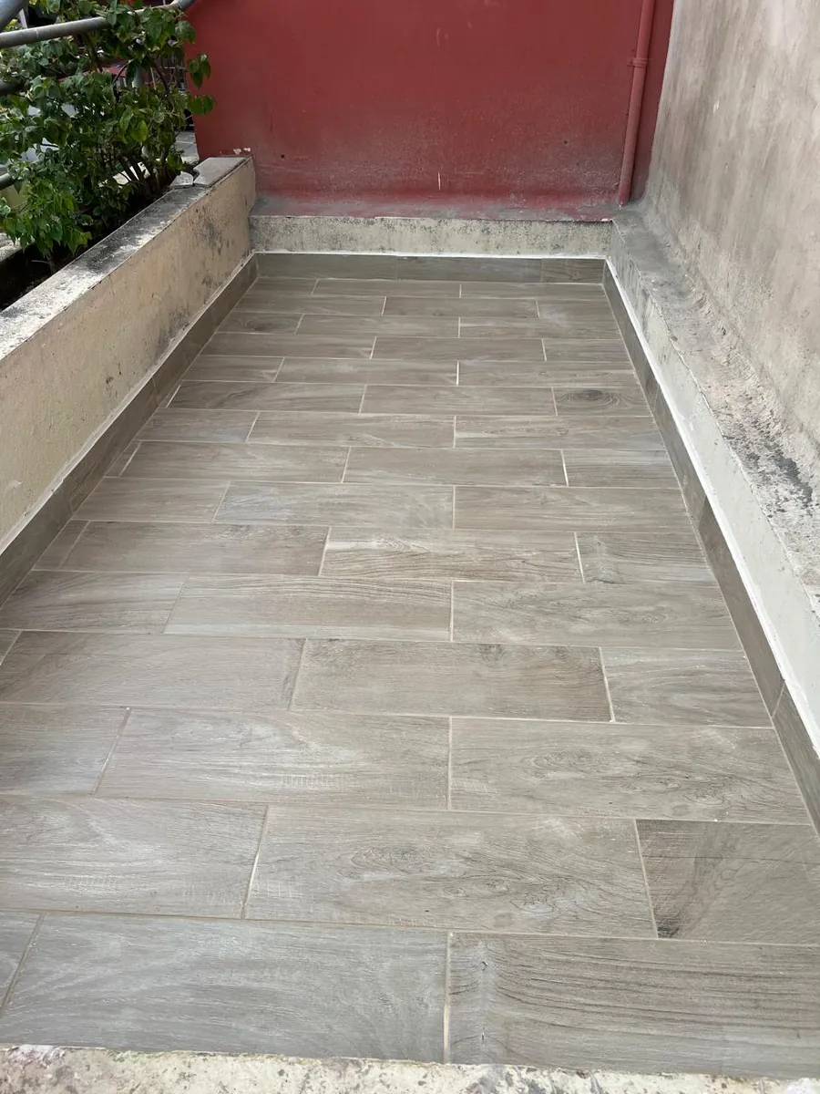 Terraza con piso cerámico tipo madera recién instalado