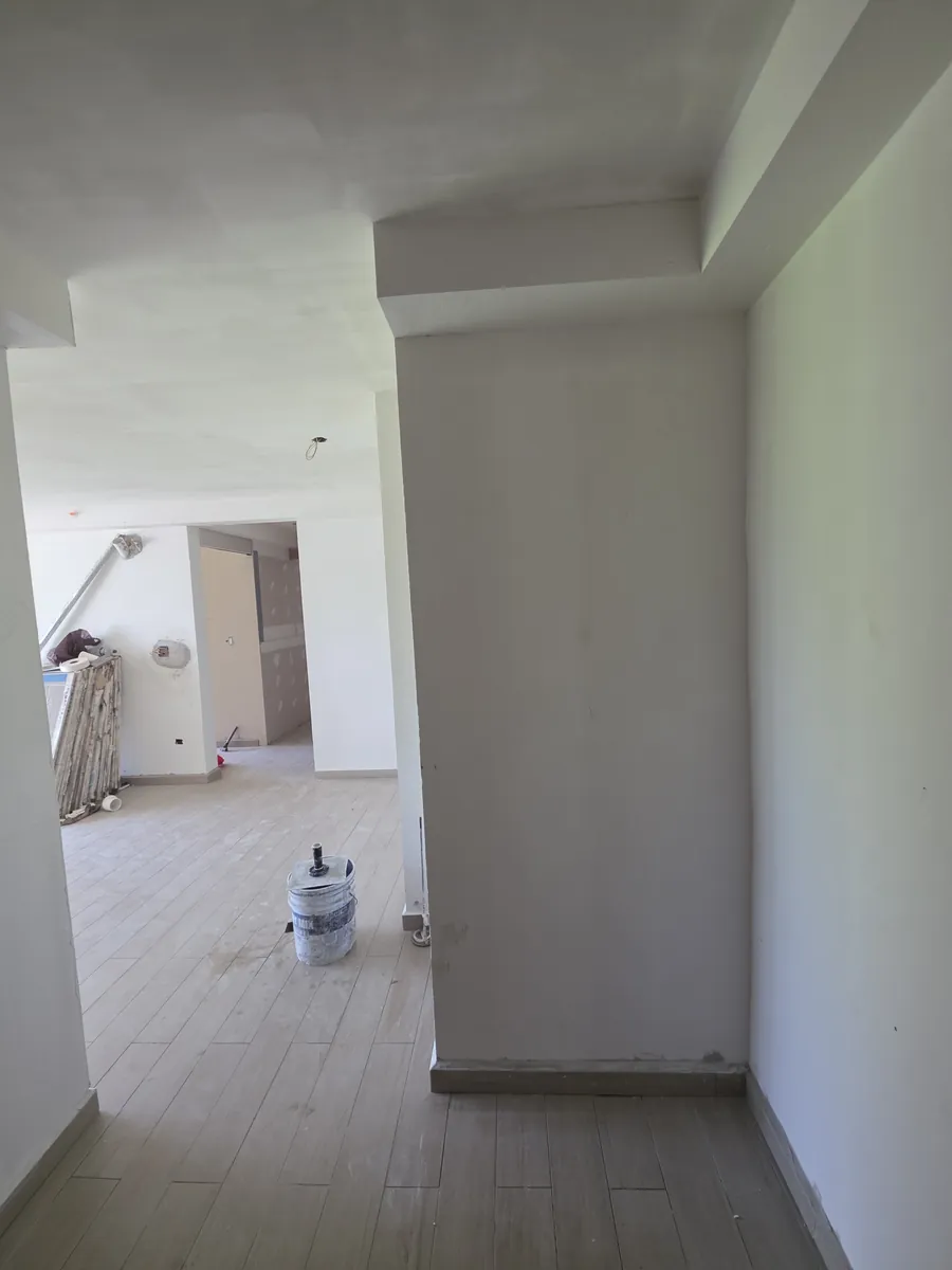 Interior de un apartamento con cielo raso y paredes de yeso, listo para pintar