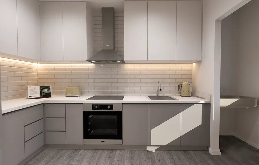 Cocina equipada con muebles altos y bajos