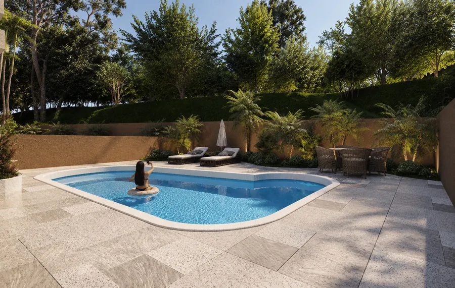Piscina rodeada de terraza, tumbonas y vegetación